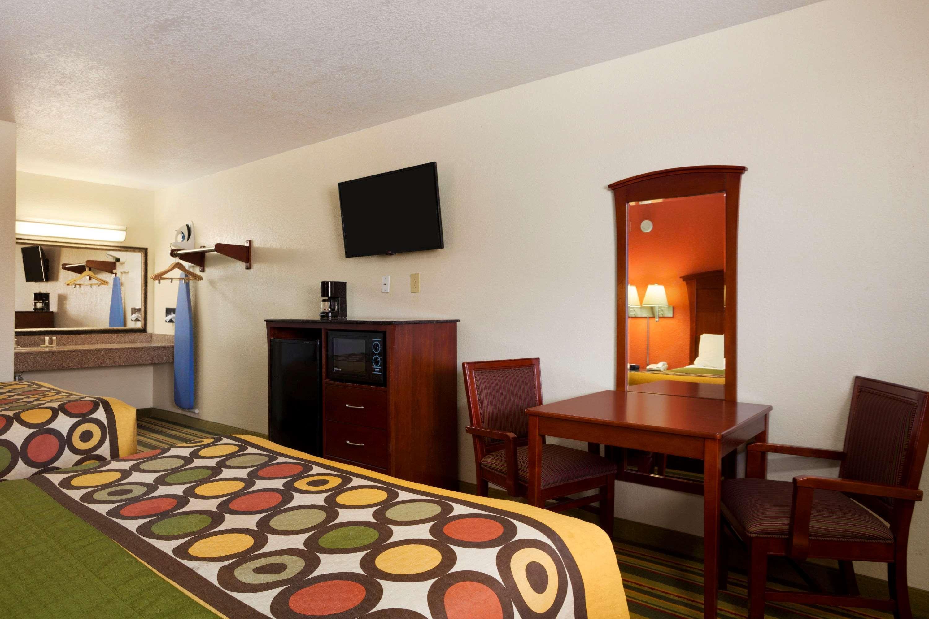 Motel Super 8 By Wyndham Pleasanton Exterior foto