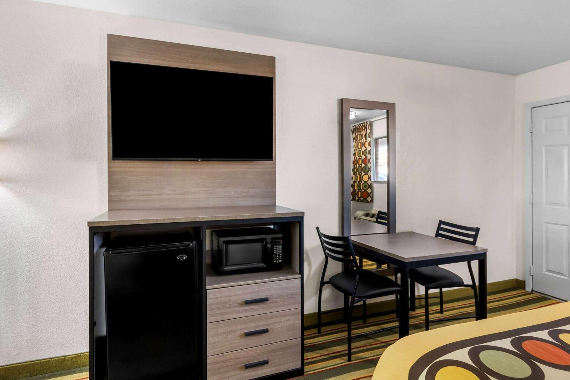 Motel Super 8 By Wyndham Pleasanton Exterior foto