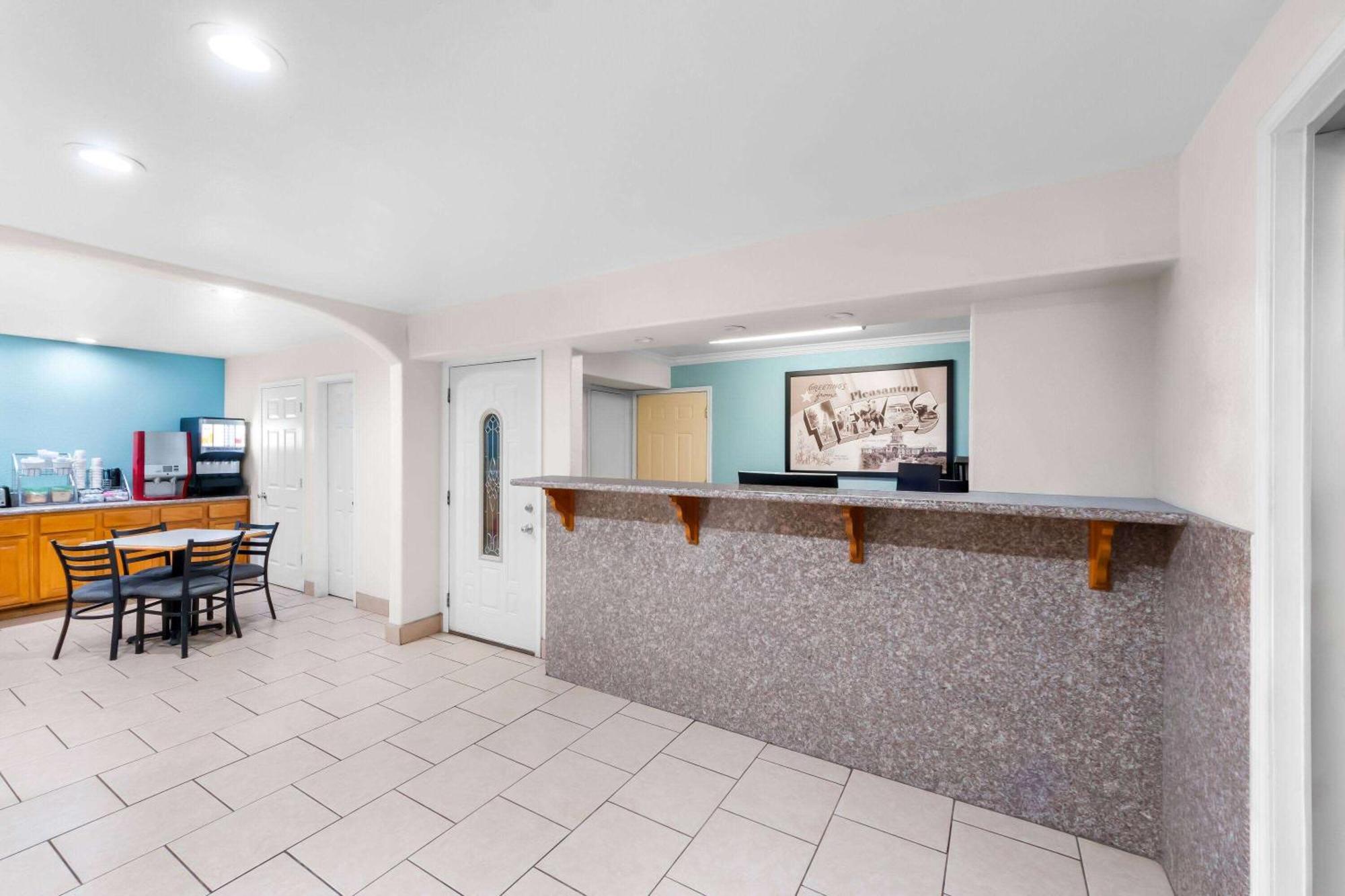 Motel Super 8 By Wyndham Pleasanton Exterior foto