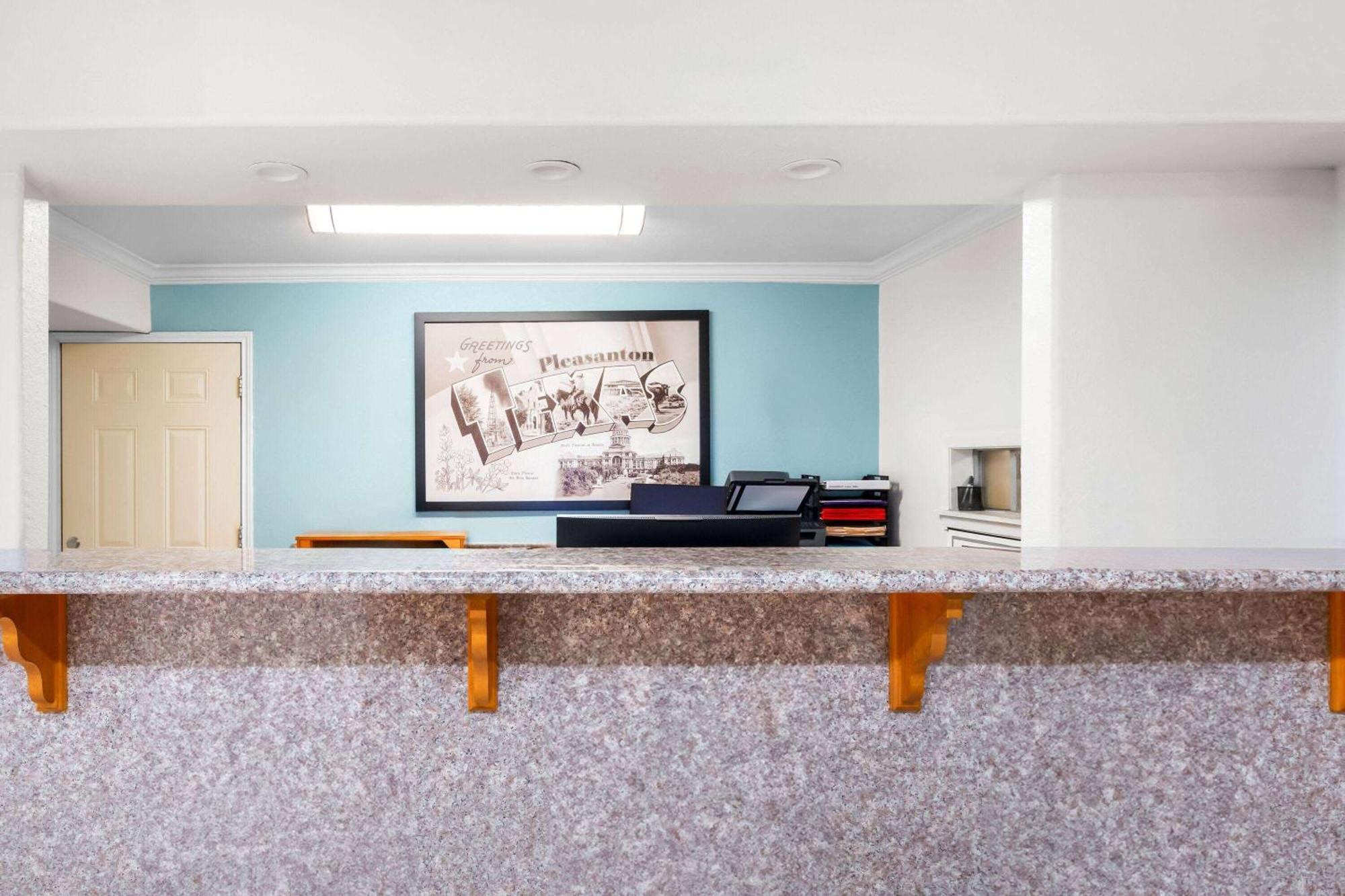 Motel Super 8 By Wyndham Pleasanton Exterior foto