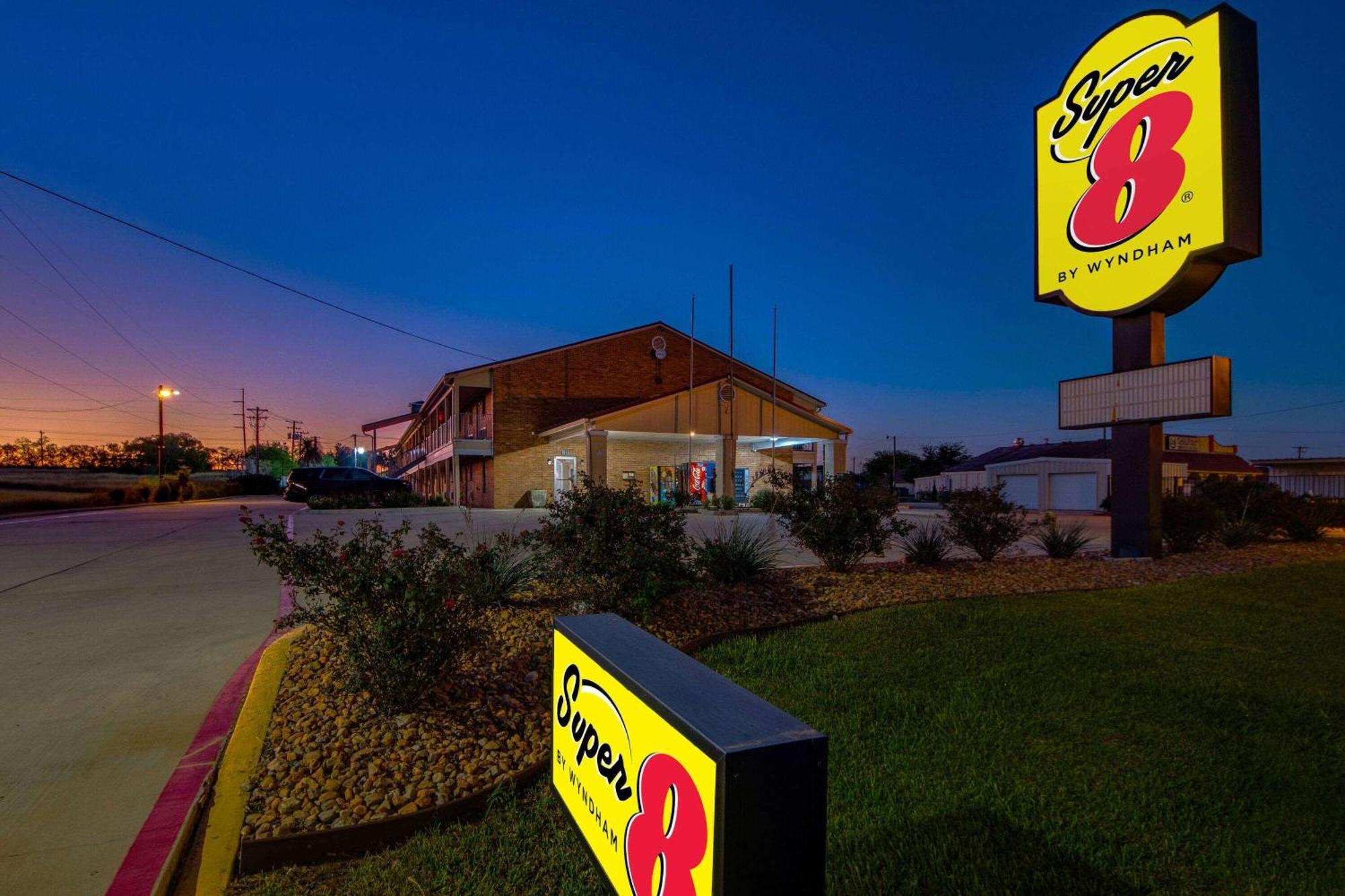 Motel Super 8 By Wyndham Pleasanton Exterior foto