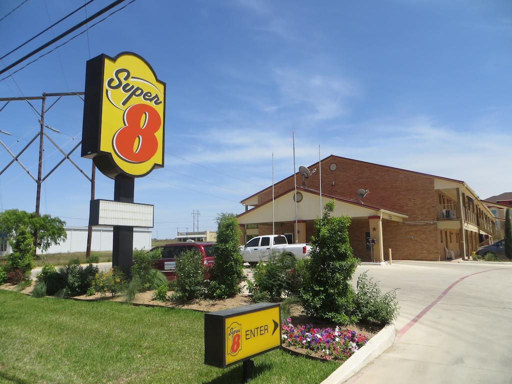 Motel Super 8 By Wyndham Pleasanton Exterior foto